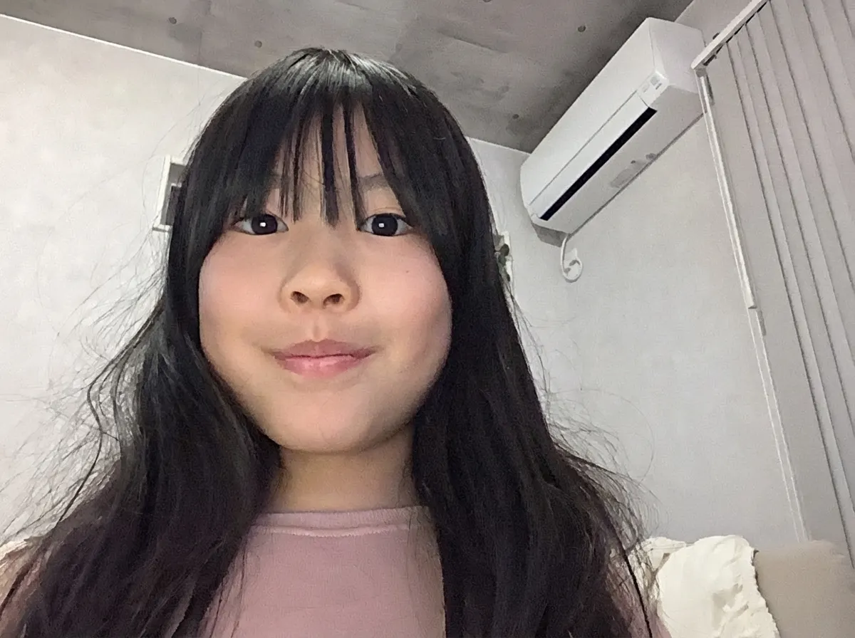 笑顔の少女のポートレート