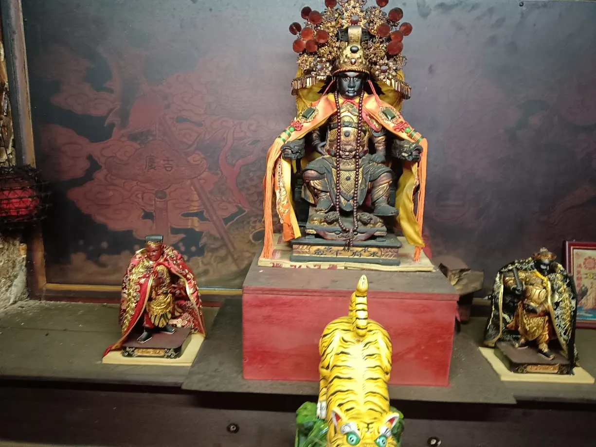 威嚴神像與傳統宮廟信仰之美