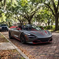 林蔭下的速度美學：McLaren 720S Spider