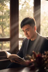 午後書香：光影中的靜謐閱讀