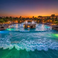 夕陽餘暉下的熱帶水上樂園