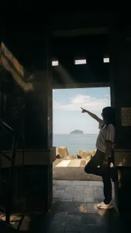 遺落之境：光影交織的海平線敘事